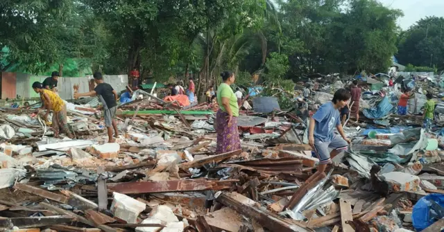  ကျူးကျော်လို့ဆိုကာ ဖျက်ခိုင်းခဲ့တာကြောင့် လူပေါင်း သောင်းနဲ့ချီ အိုးအိမ်မဲ့ ဖြစ် 