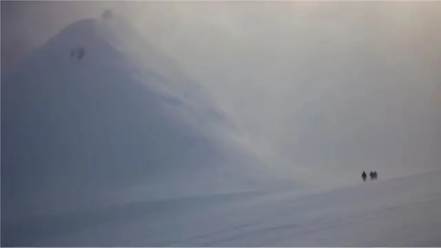 భూమి లోతుల్లోని పర్వతాలు 