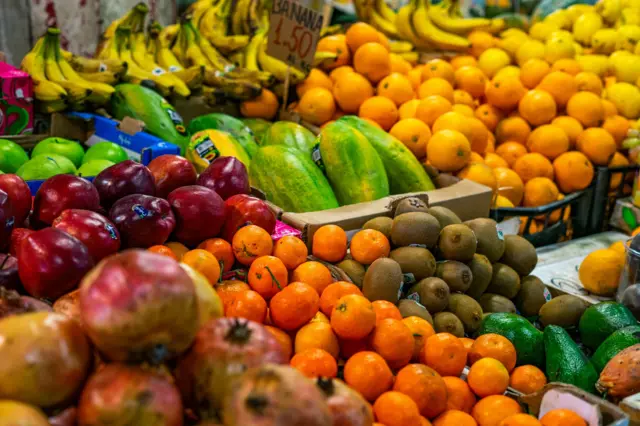 انواع میوه در یک فروشگاه