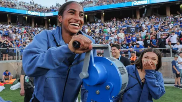 Naa'omii Girmaa Istaanfoordi Yuunvarsiitii keessatti Soofiyaa Ismiiz waliin yeroo taphattu