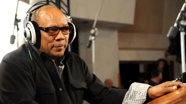 Quincy Jones no estúdio com fones50 rodadas gratis no cadastroouvido