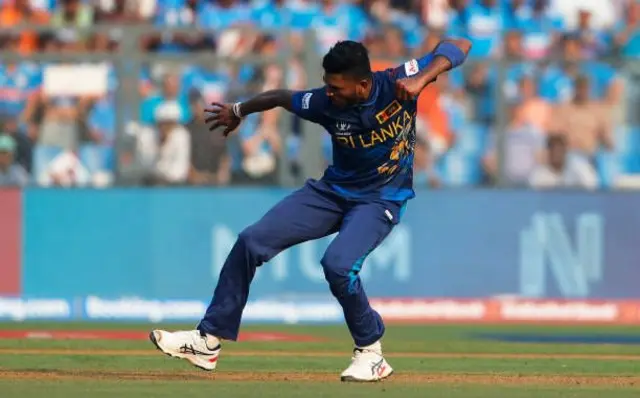 ලෝක කුසලාන එක්දින තරගාවලියකදී ශ්‍රී ලංකාව වෙනුවෙන් කඩුලු 05ක් දවා ගත් සිව්වන පන්දු යවන්නා ලෙස ඩිල්ෂාන් මධුෂංක වාර්තා පොත් අතරට එක්විය. මේ දක්වා කඩුලු 18ක් ලබා ගත් මධුෂංක, ලෝක කුසලාන තරගාවලියේ වැඩිම කඩුලු දවා ගත් පන්දු යවන්නන් ගේ ලයිස්තුවේ පළමු ස්ථානයේ පසුවෙයි.