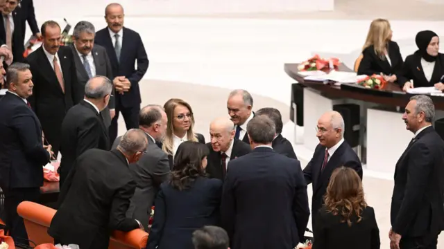 MHP Genel Başkanı Devlet Bahçeli, TBMM'nin yeni yasama yılının açılışında DEM Partililerle tokalaştı