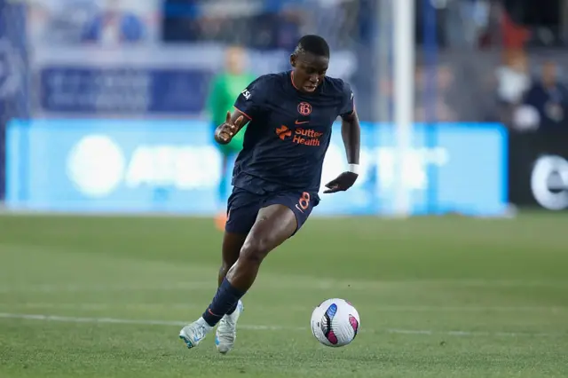 Asiisat yeroo kubbaa dhiittu