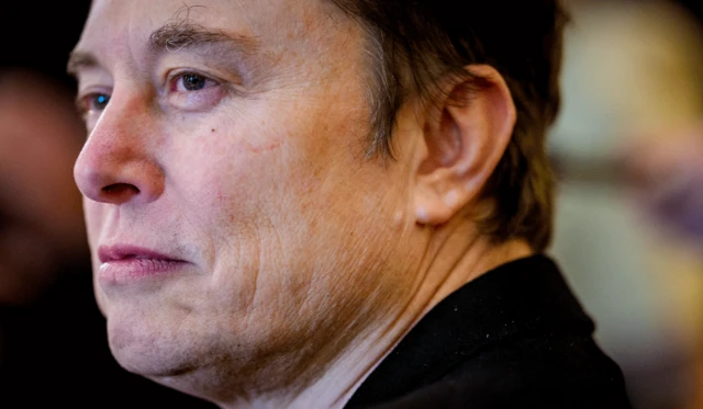 Elon Musk desviando o olhar da câmera