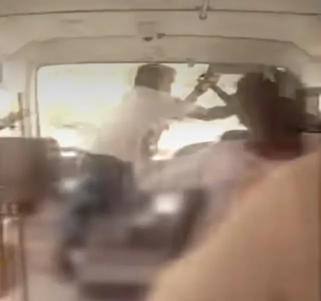பேருந்துக்குள் தாக்குதல் நடத்தும் காட்காட்சி