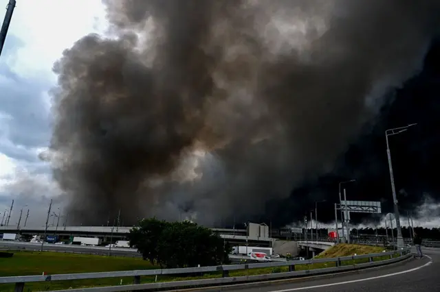 Humo tras carretera en Moscú
