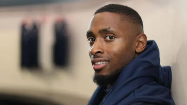 يبتسم جويل فيرون وهو يرتدي زي التدريب الخاص به