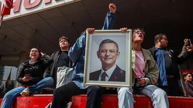 24 Mayıs'ta CHP Genel Merkezi'nde Özgür Özel'i destekleyen bir grup genç, ellerinde Özel'in fotoğrafını tutuyor. 