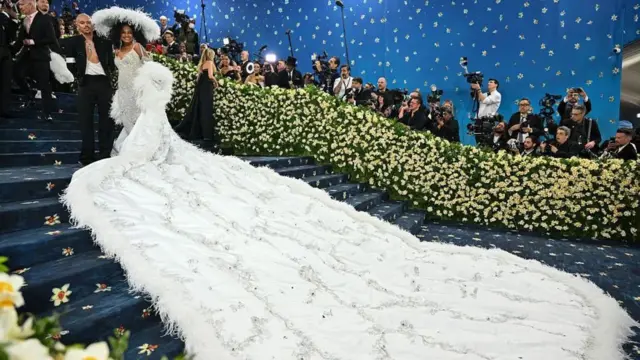 Icyamamare muri muzika Diana Ross yari yambaye ikanze ndende y'amababa yari ifite abantu babiri bagenda bayimufatunganyiriza. Diana yaherukaga muri Met Gala mu 2003, avuga ko umuhungu we ari we wamusabye kwitabira iy'uyu mwaka