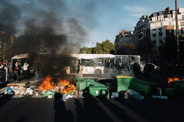 Paris'teki eylemlerde sokaklar göstericiler tarafından trafiğe kapatıldı