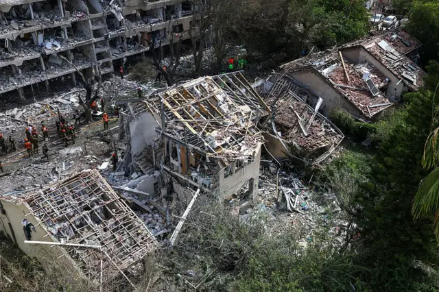 Tel Aviv'deki Ramat Aviv bölgesindeki hasarın kuş bakışı görüntüsü, en az altı yapının büyük hasar aldığı görülüyor