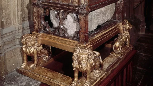 سنگ درون تخت تاجگذاری قرار داده شده است