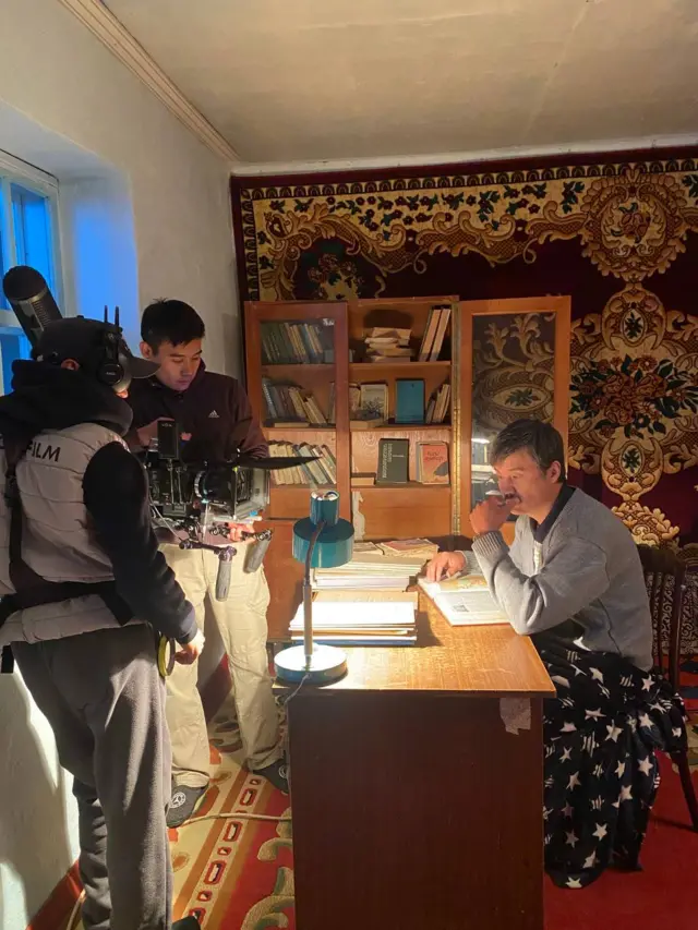 Сериалды тартып жаткан учурдан бир көрүнүш