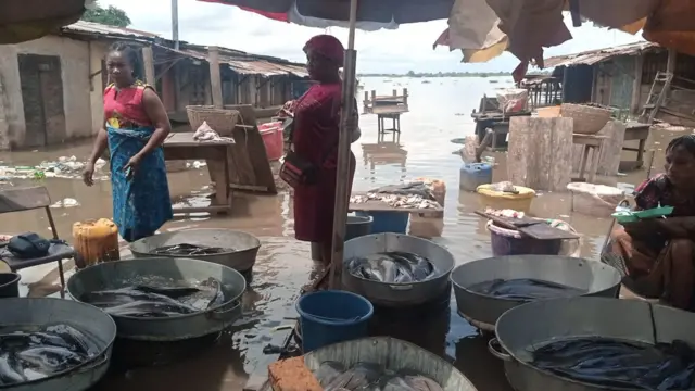 N﻿dị mmadụ na-erezi ngwa ahịa ha n'elu mmiri