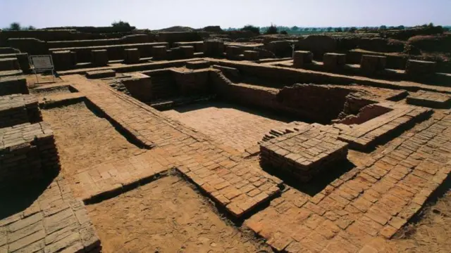 सिंधु घाटी सभ्यता में ईंटों से बने रास्ते और ढांचे