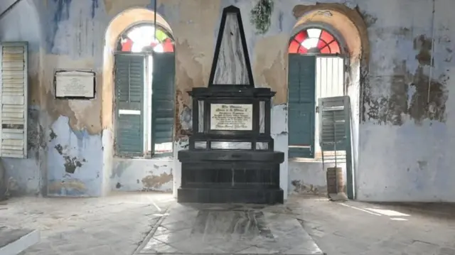 அர்ப்பணிப்புக்கும் காதலுக்கும் இடையிலான எல்லையைத் தாண்டிய அரபெல்லா, ஜான் பாட்டரைத் திருமணம் செய்து கொள்ளாமலேயே காலமானார்.