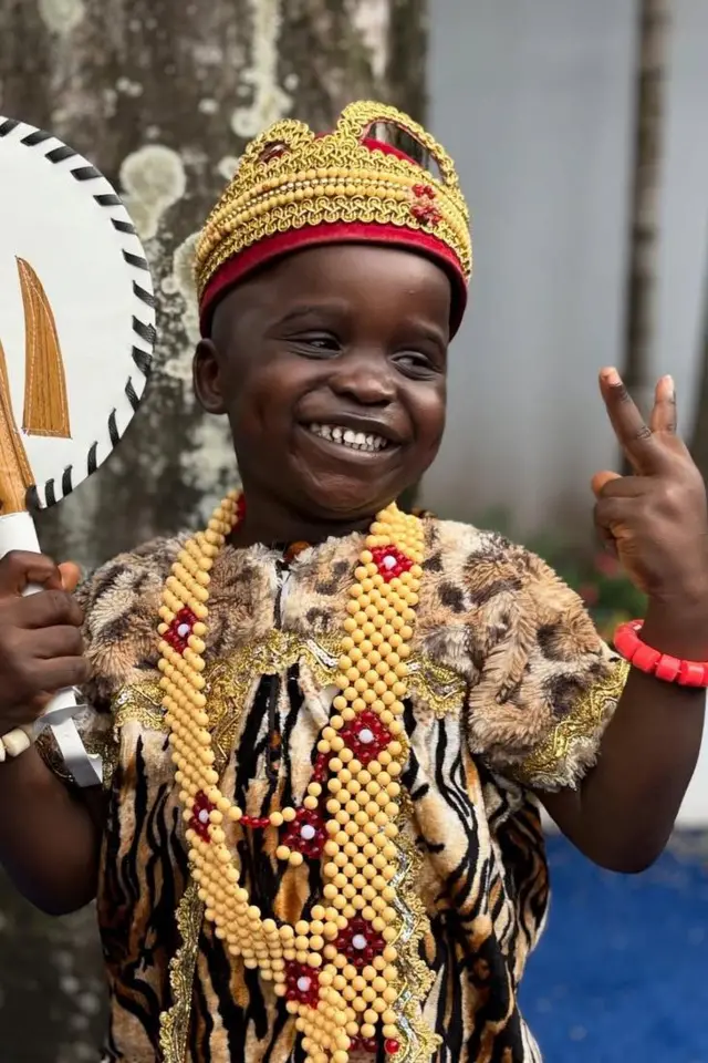 Somto kpọrọ onwe ya Contagious yi efe Igbo ma jiri akụpe ndị eze n'aka nri ya, kpuo okpu ndị eze ma na-achị ọchị 