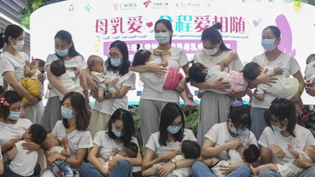 चीनमा स्तनपान गराउँदै सुत्केरी महिला 