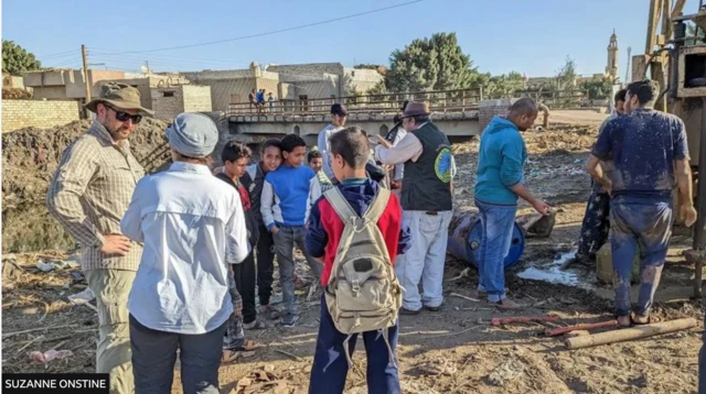 araştırmacılar sahada 