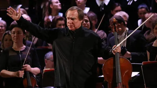 Виолончелист Сергей Ролдугин айрым маалыматтар боюнча орус президентинин офшшордогу активдерин сактап жүргөн адам.