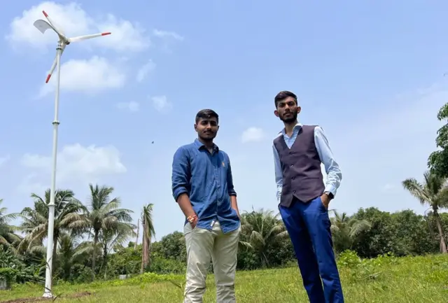 પવનચક્કી સાથે 'સન વિન્ડ'ના ફાઉન્ડર ડુંગરસિંહ (જમણે) અને દિવ્યરાજસિંહ (ડાબે)