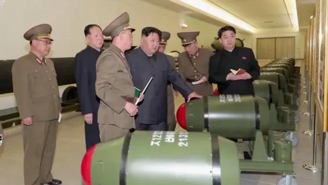 날짜 미상의 영상 캡처 화면. 북한 김정은 국무위원장이 공개되지 않은 장소에서 핵탄두를 시찰하고 있다