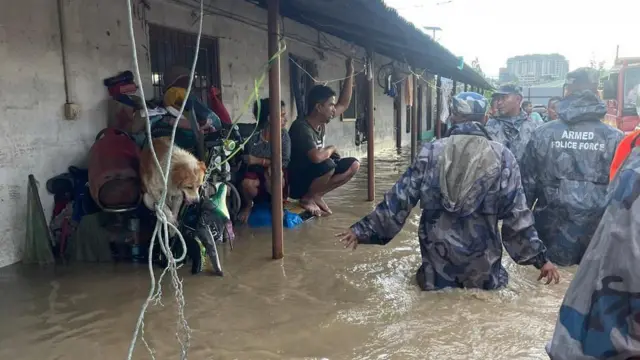 काठमाण्डू उपत्यकाभित्रै बुधवार दर्जनौँ मानिसहरूको बाढीबाट उद्धार गरिएको छ