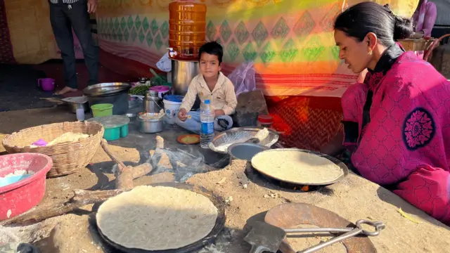मुक्ता भगाडे यांचं यात्रेत झुणका भाकर केंद्र आहे.