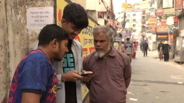 ঢাকার রাস্তায় অনলাইন গেম 'পাটাব্বাস' খেলছেন তরুণরা