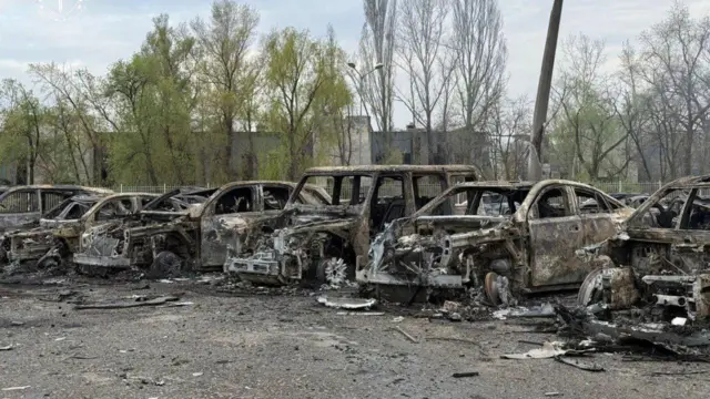 Згорілі автівки на після обстрілу Києва, 16 квітня