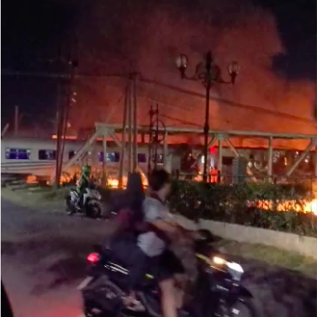 Tabrakan Kereta Api Brantas dengan truk tronton di Semarang.