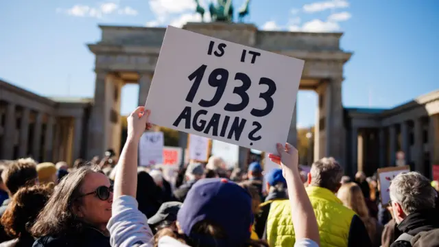 Transparent na kojem piše da li je 1933. ponovo?