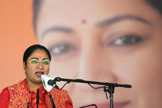 दिल्लीच्या मुख्यमंत्रिपदी शपथ घेताना रेखा गुप्ता