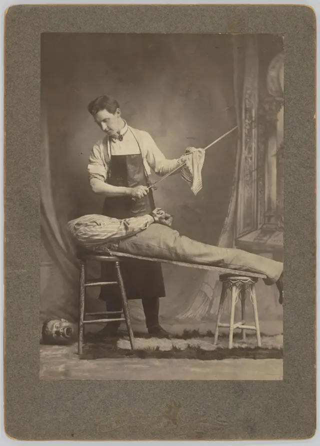 Фотофейк, на якому чоловіку начебто відрізають голову 