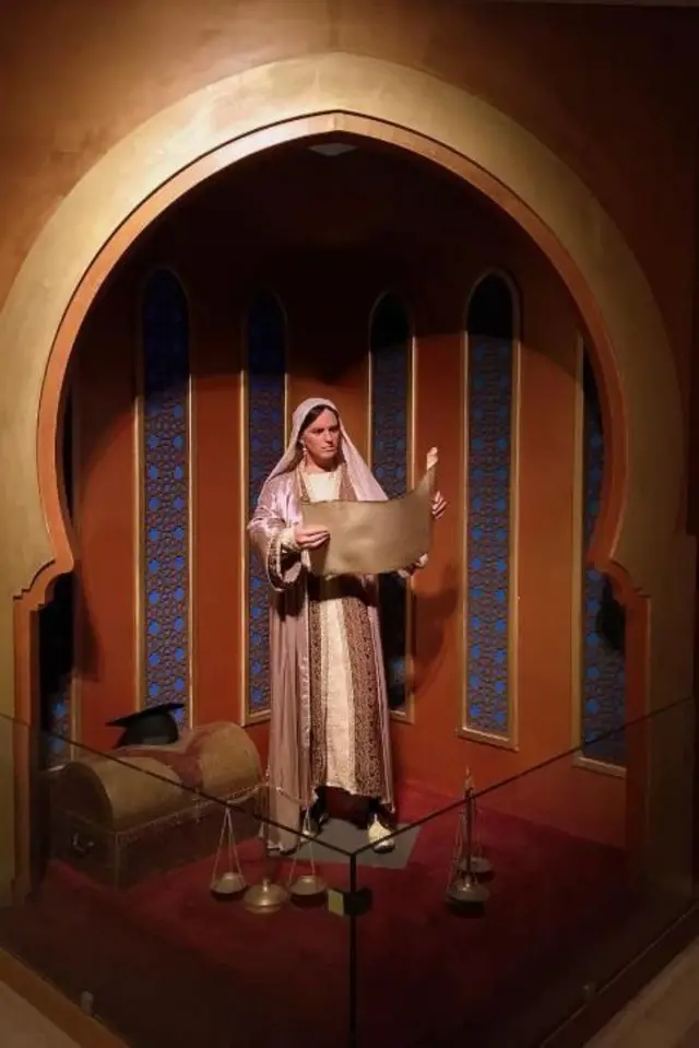 Une statue imaginaire de Fatima al-Fihri lisant un document au Musée de Jordanie