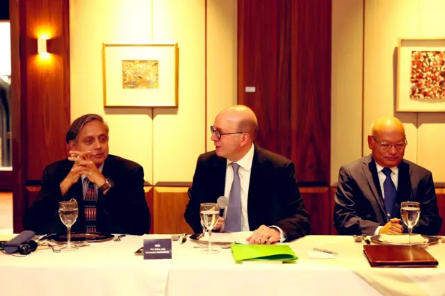 थरूर यांच्या नेतृत्वाखाली आलेल्या सर्वपक्षीय प्रतिनिधीमंडळानं कोलंबियाच्या परराष्ट्र विभागासमोर भारताची बाजू मांडली.