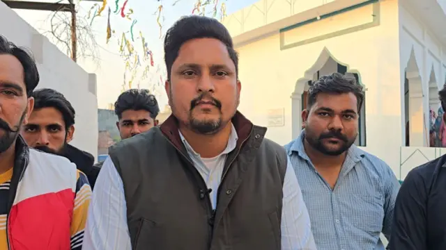 ਪਿੰਡ ਦਾ ਸਰਪੰਚ ਤੇ ਹੋਰ ਲੋਕ