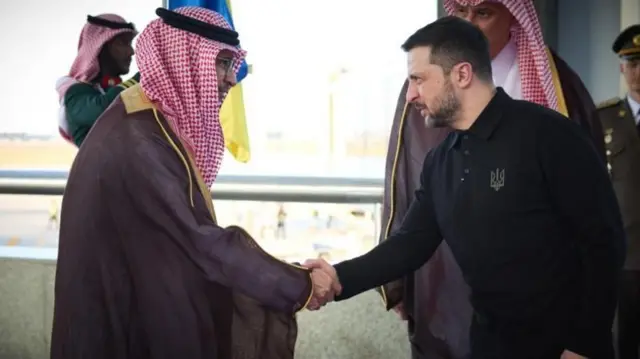 યુક્રેનના રાષ્ટ્રપતિ વોલોદિમીર ઝેલેન્સ્કી સોમવારે સાઉદી અરેબિયાના ક્રાઉન પ્રિન્સ મોહમ્મદ બિન સલમાન સાથે મુલાકાત કરવા સાઉદી પહોંચી ગયા છે.