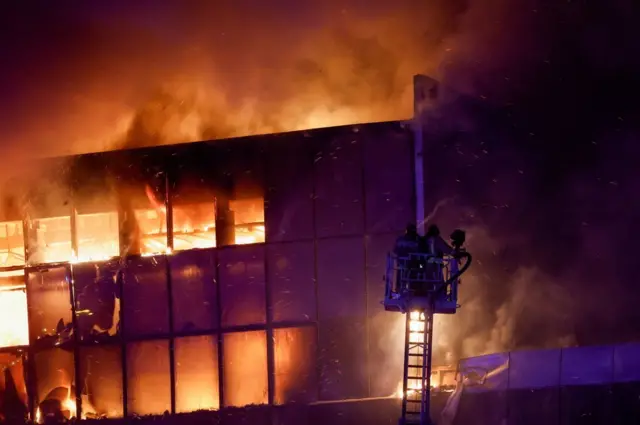 الحريق يلتهم قاعة الحفلات الموسيقية في موسكو