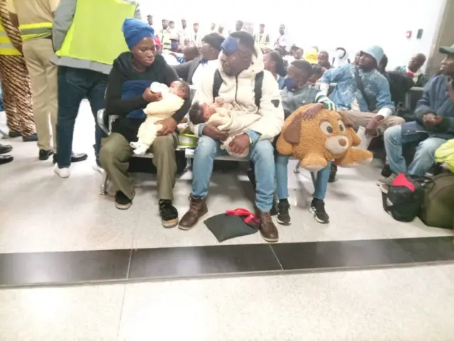 Pipo wey land for Nigeria wit pikn dem for hand