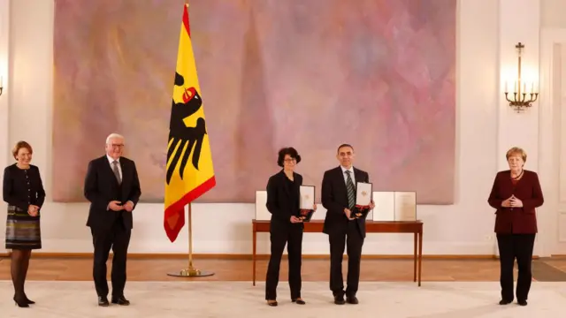 türeci ve şahin'e likayat nişanı verilmişti 