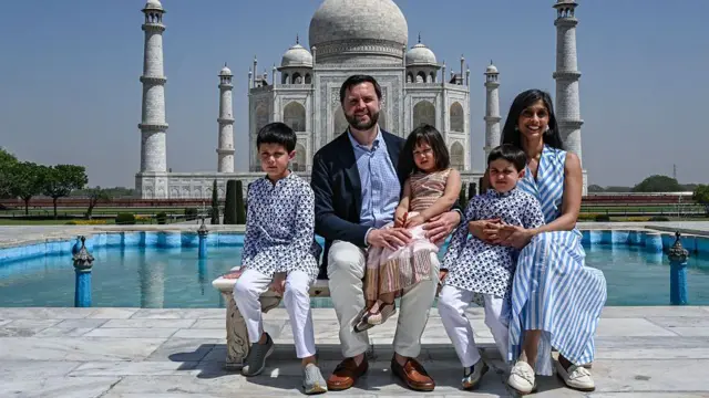 Уша и Джей Ди Вэнс с детьми