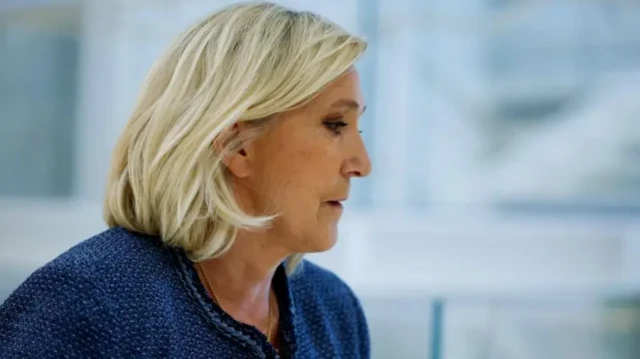 Le Pen dey wear blue jacket for courtroom