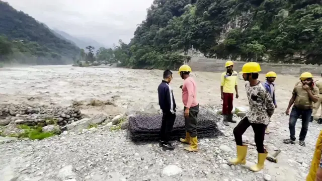 তিস্তার বুকে তলিয়ে যাওয়া একটি গাড়ির যাত্রীদের সন্ধানে উদ্ধারকর্মীরা, ২৯শে মে