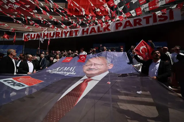 CHP genel merkezi önünde Kemal kılıçdaroğlu portresi tutan kalabalık.