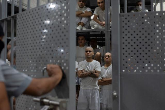 Vários detentos dentro de cela