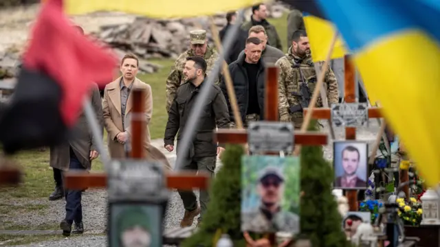 युद्धको दोस्रो वर्ष पूरा भइरहँदा विदेशी नेताहरू युक्रेन पुगेका छन्