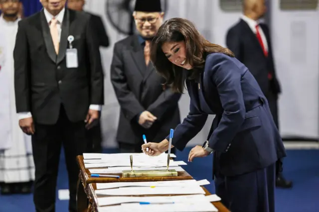 Menteri Komunikasi dan Digital Meutya Hafid menandatangani surat keputusan pelantikan pejabat di Kementerian Komunikasi dan Digital, Jakarta, Senin (13/1/2025). Pelantikan para pejabat di lingkungan Kementerian Komunikasi dan Digital (Komdigi) ini dilakukan setelah pemerintah merombak kementerian yang sebelumnya bernama Kementerian Komunikasi dan Informatika.
