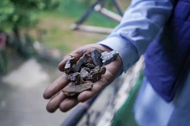 পাকিস্তান থেকে উড়ে আসা গোলার টুকরো